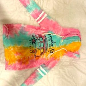 hi! i’m selling this super cute hoodie from the beach!!